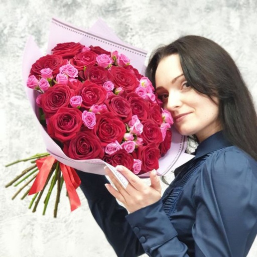 Красивый букет из 39 красных и розовых классических и кустовых роз