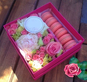 Фото Коробочка с макаронс и цветами №68