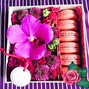 Фото Коробочка с макаронс и цветами №143
