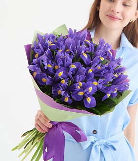 Стильный букет из 17 ирисов