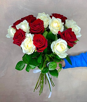 Букет из белых и красных роз