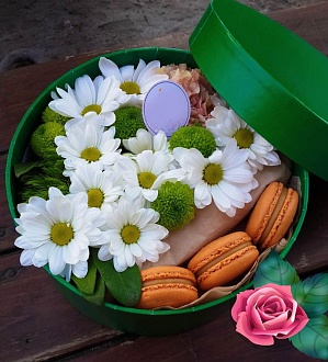 Фото Коробочка с макаронс и цветами №112