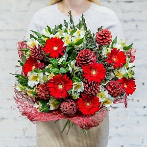 Новогодний букет с красными герберами