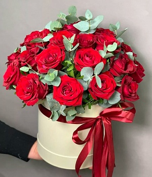 Фото Розы с эвкалиптом в коробке "Red and Green"