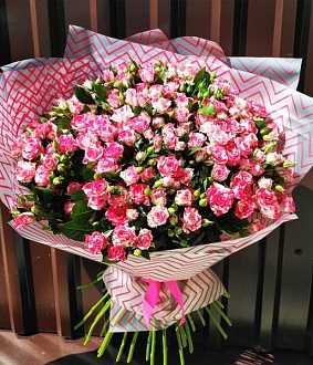 Фото Прекрасный букет из бело-розовых кустовых роз