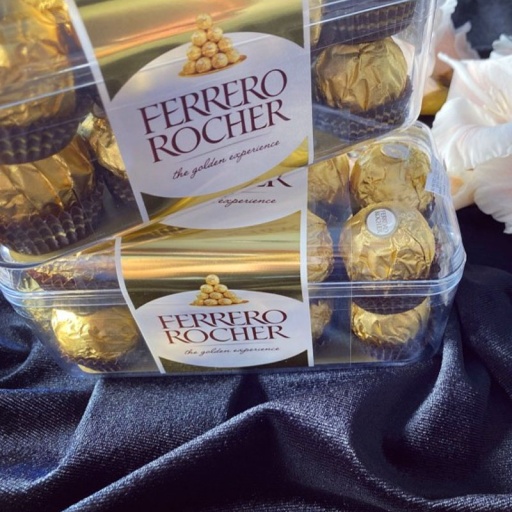 Маленькая коробка конфет "Ferrero Rocher"