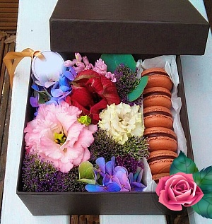 Фото Коробочка с макаронс и цветами №94