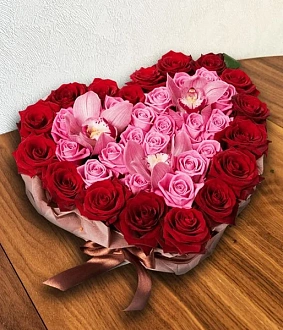 Фото Яркая композиция из красных и розовых роз "Для влюбленных"