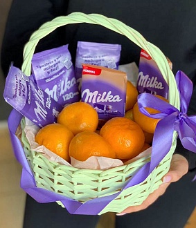Корзинка с мандаринами и шоколадом