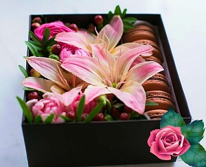 Фото Коробочка с цветами и макаронс №138