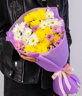 Нежный букет из белых, розовых и желтых кустовых хризантем