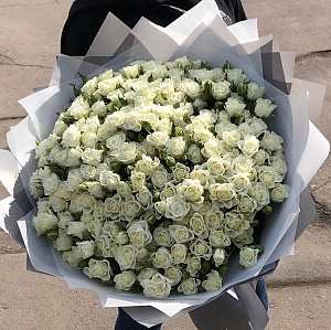 Композиция из белых кустовых роз "Флоренция на рассвете"