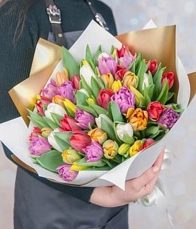 Фото Букет ярких тюльпанов "Робкий поцелуй"