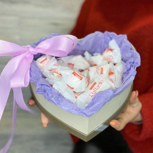 Сердце с конфетами Raffaello
