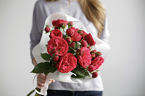 Букет пионовидных роз Red Piano