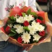 Букет с хризантемами и розами Стрела Купидона