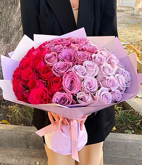 Красивый микс букет из 51 нежной розы