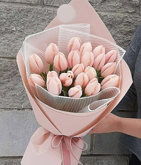 Букет из 19 лососевых тюльпанов
