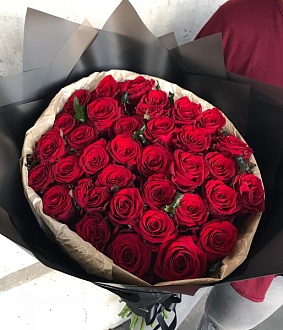 Букет из красных роз в стильном оформлении