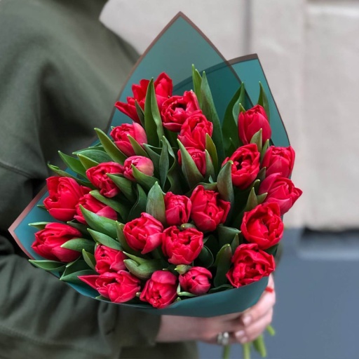 Букет красных тюльпанов
