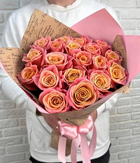 Букет персиковых роз Мисс Пигги на 8 марта