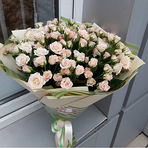 Букет из 29 кремовых кустовых роз