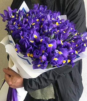 Букет из 45 ирисов с оформлением