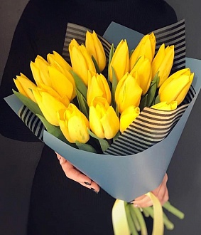 Милый букет из 19 тюльпанов на 8 марта