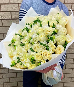 Розы и фрезии в букете "Аромат Марселя"