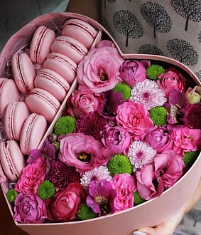 Фото Коробочка с макаронс в розовых тонах