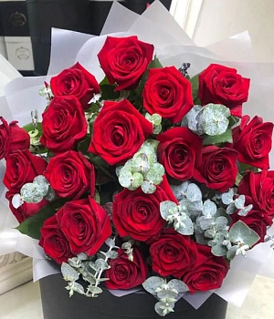 Фото Розы в очаровательном букете "Lovely Luxury"