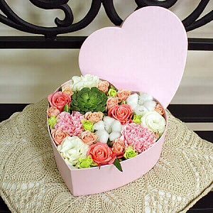 Фото Композиция цветов в коробке "Сердце в облаках"