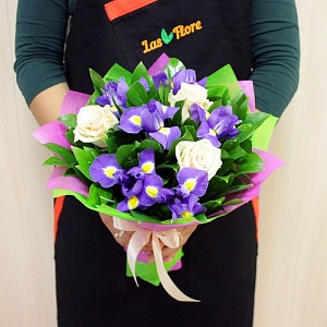 Ирисы с розами "Эммануэль"