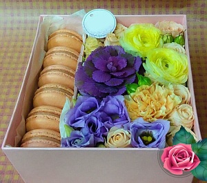 Фото Коробочка с макаронс и цветами №92