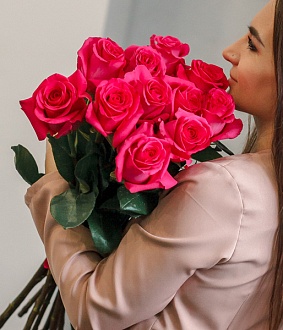Фото Аккуратный букет из 11 голландских роз Pink Floyd