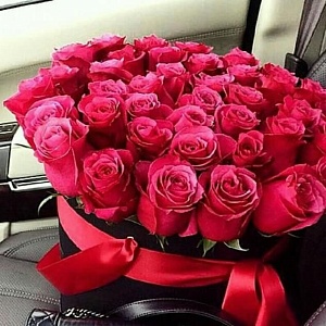 Фото Шляпная коробка с 25 голландскими розами