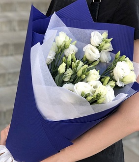 Композиция из белых эустом в оформлении