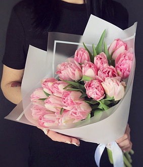 Букет из бело-розовых тюльпанов "Нежный гипноз"