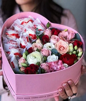 Коробочка для любимых с розами и Raffaello в форме сердца