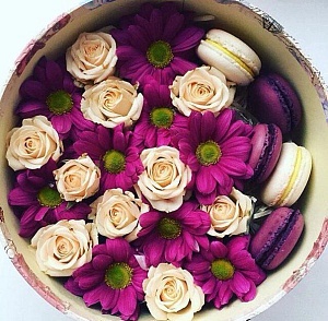 Фото Коробочка с макаронс и цветами №168