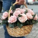 Милая корзинка с 15 кремовыми розами