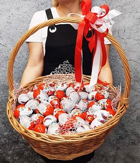 Корзина со 100 Kinder-Сюрпризами