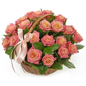 Фото Розы в корзине "Мисс Пигги"