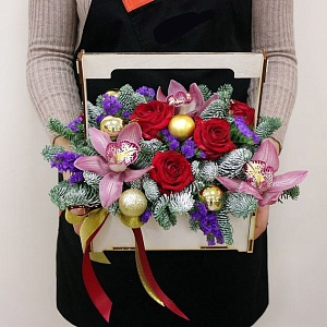 Новогодняя подарочная композиция в коробке