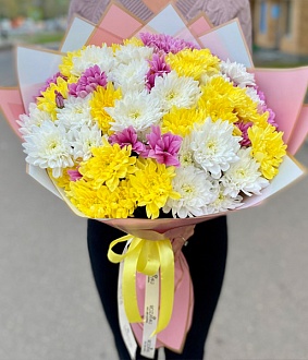 Фото Букет из 29 разноцветных хризантем