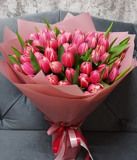 Весенний букет из 61 красного пионовидного тюльпана