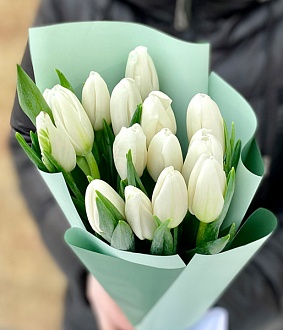 Композиция из 15 белых тюльпанов