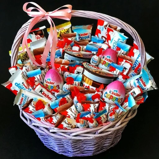 Нежная подарочная корзина Kinder