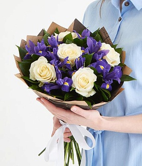 Фото Милый букет из ирисов и роз