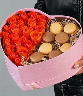 Фото Коробочка с яркими оранжевыми розами и макаронс